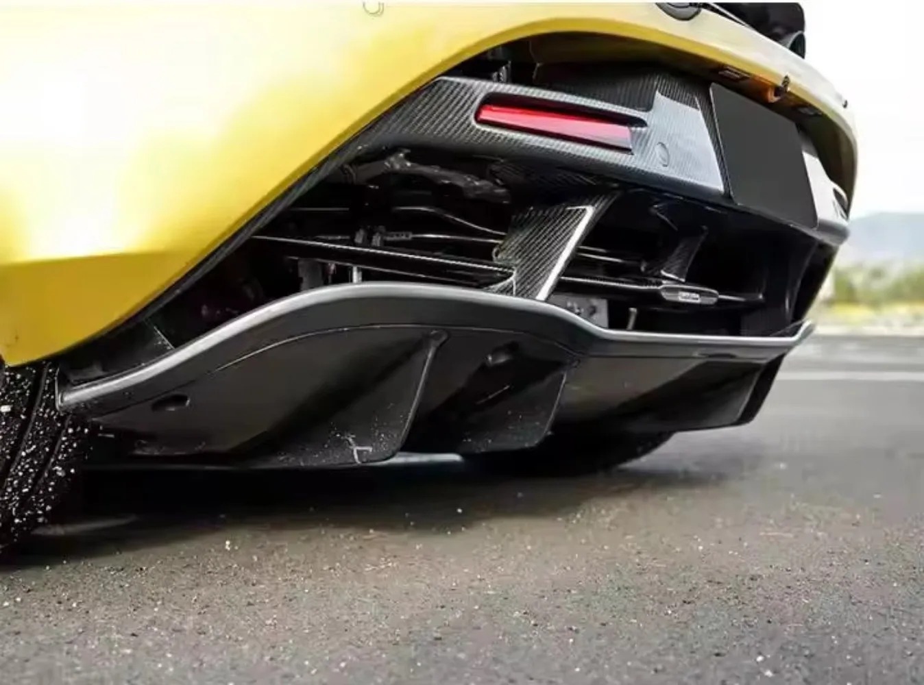 High Quality Fast Delivery Whole Sale Price Dry Carbon Fiber OEM Style Rear Middle Bumper Body Kits for 720S